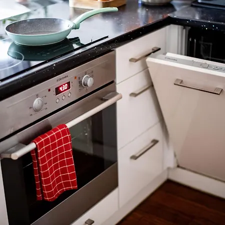 Center Modern Flat With Skyline View -15th Floor 아파트 *