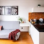 Center Modern Flat With Skyline View -15th Floor Apartment *